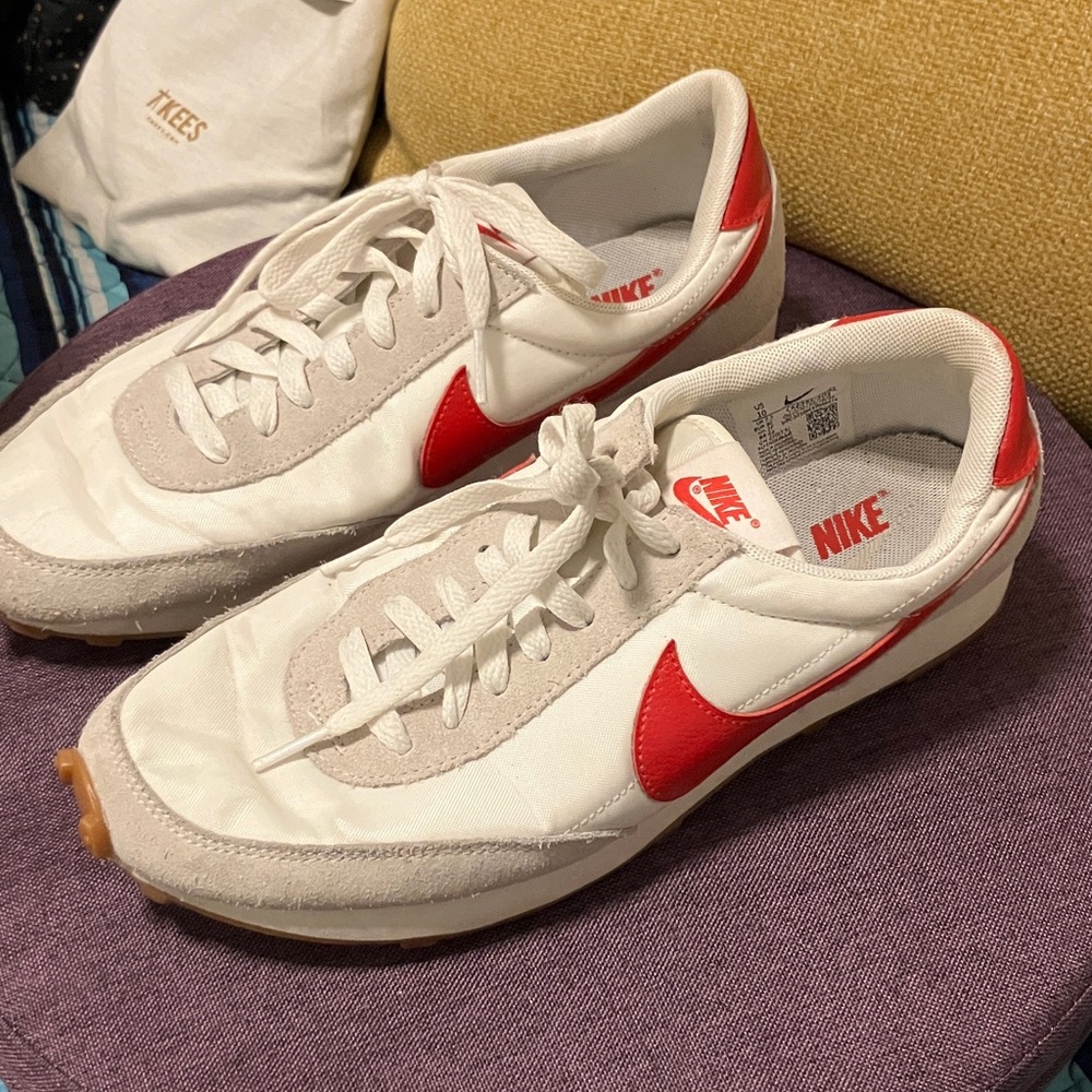 Nike Men's White and Red Retro Sneakers